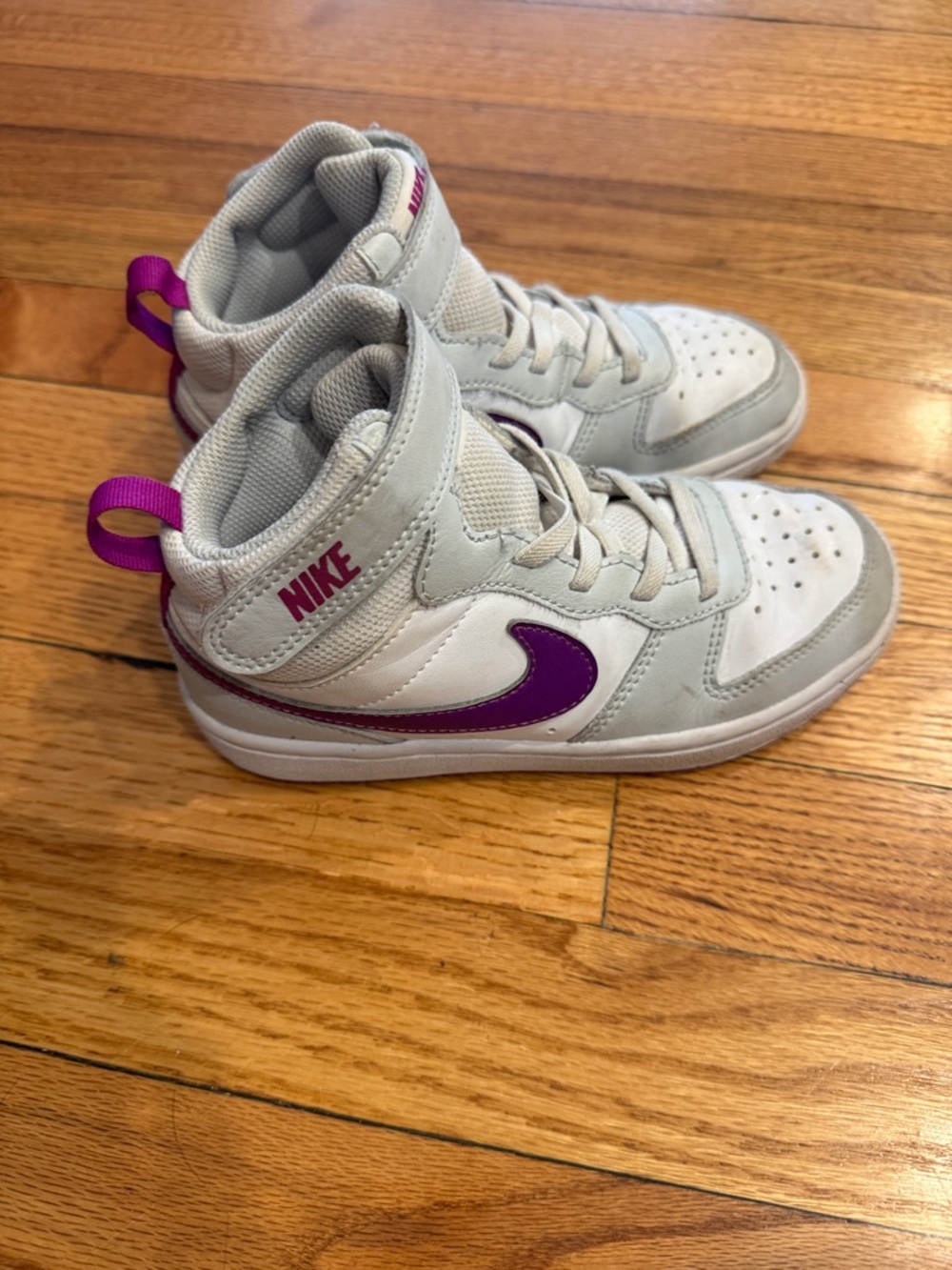 Nike Kids High-Top Sneakers in Light Gray, White and Purple